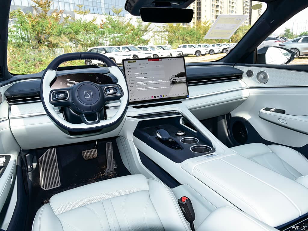 2025 Zeekr 001 — Zeekr 001 centre console and display, for export